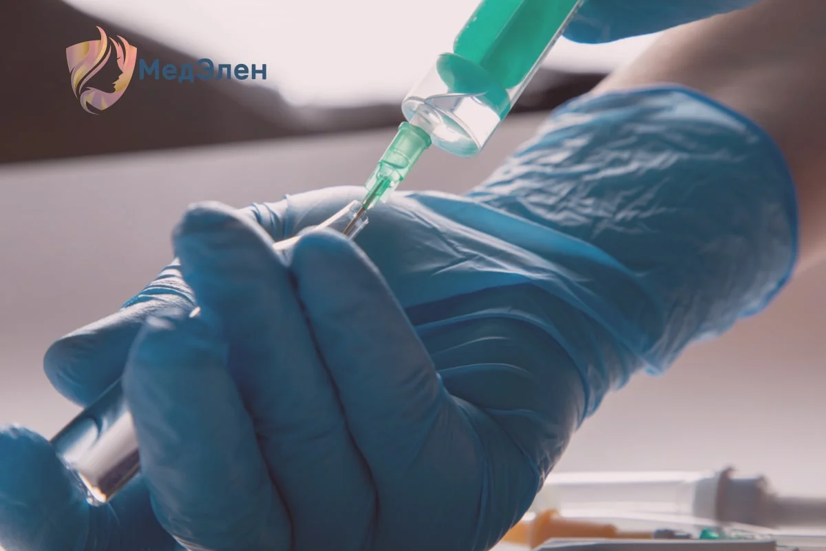 Шприц и препарат Врач набирает препарат в шприц